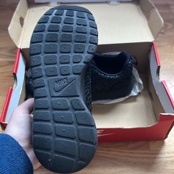 Nike sneakers! - Picture 2 of 3